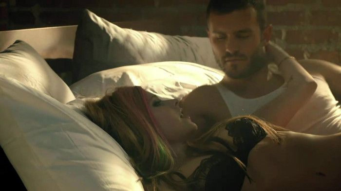 Avril Lavigne - What The Hell_youtube_original 0189
