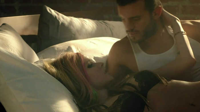 Avril Lavigne - What The Hell_youtube_original 0196