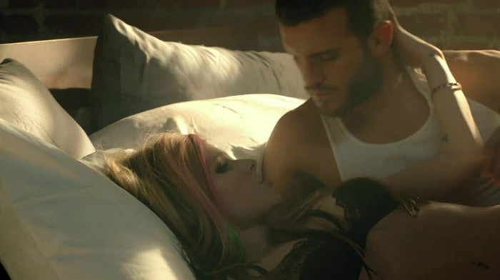 Avril Lavigne - What The Hell_youtube_original 0197
