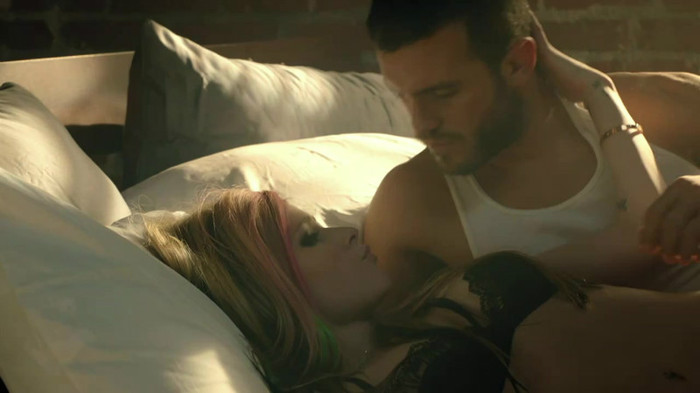 Avril Lavigne - What The Hell_youtube_original 0198