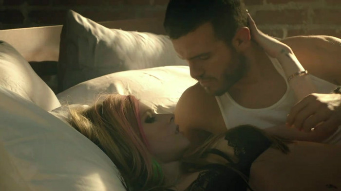 Avril Lavigne - What The Hell_youtube_original 0201