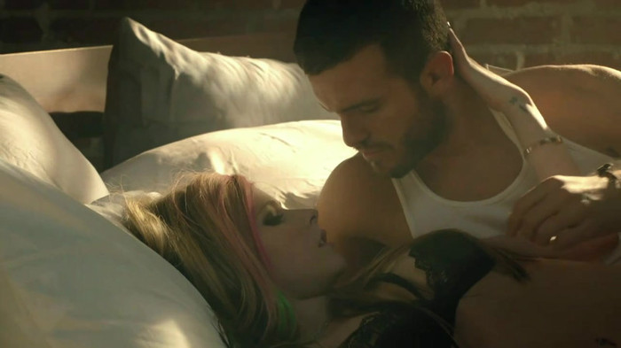 Avril Lavigne - What The Hell_youtube_original 0202
