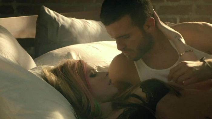 Avril Lavigne - What The Hell_youtube_original 0203