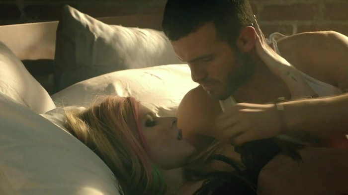 Avril Lavigne - What The Hell_youtube_original 0207