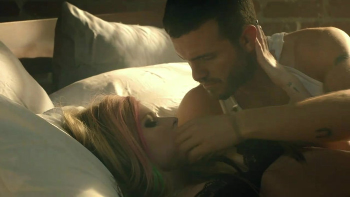 Avril Lavigne - What The Hell_youtube_original 0209