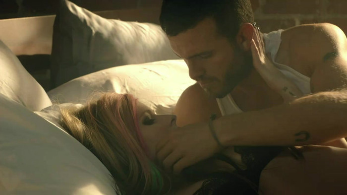 Avril Lavigne - What The Hell_youtube_original 0211