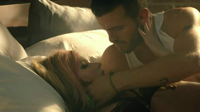 Avril Lavigne - What The Hell_youtube_original 0215