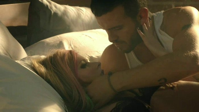 Avril Lavigne - What The Hell_youtube_original 0216