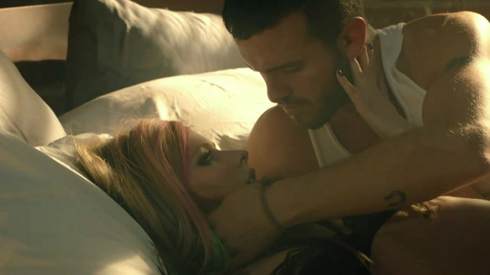 Avril Lavigne - What The Hell_youtube_original 0217