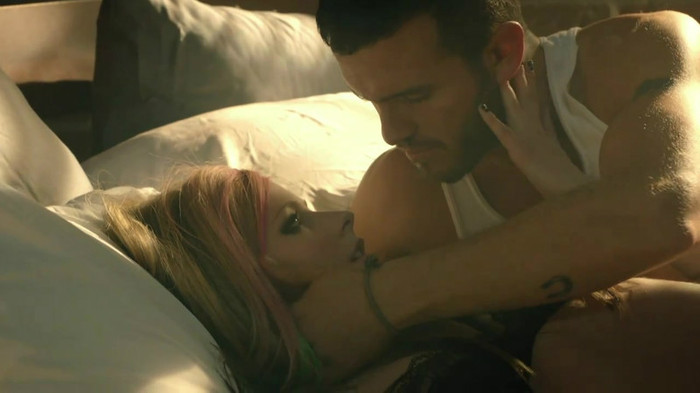 Avril Lavigne - What The Hell_youtube_original 0218
