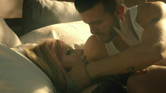 Avril Lavigne - What The Hell_youtube_original 0219