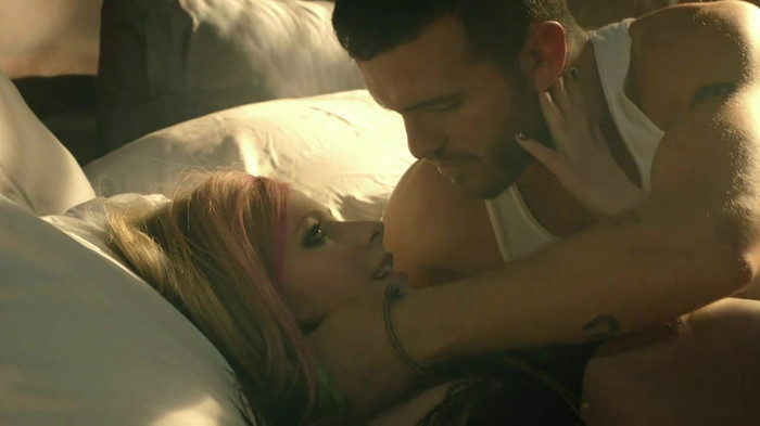 Avril Lavigne - What The Hell_youtube_original 0221