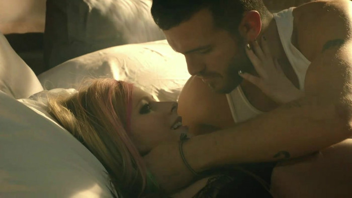 Avril Lavigne - What The Hell_youtube_original 0222