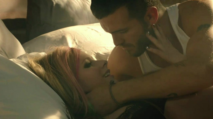 Avril Lavigne - What The Hell_youtube_original 0223