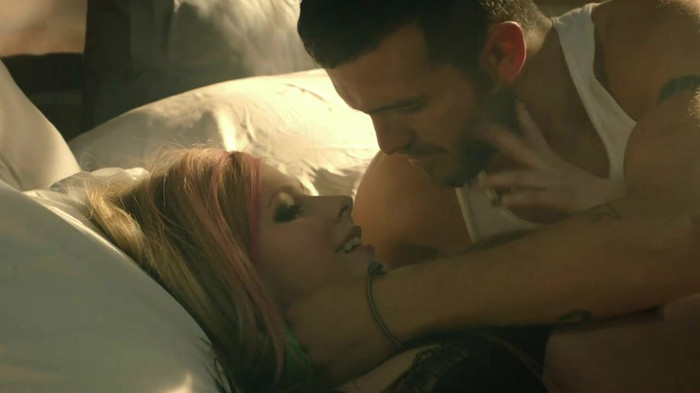 Avril Lavigne - What The Hell_youtube_original 0225