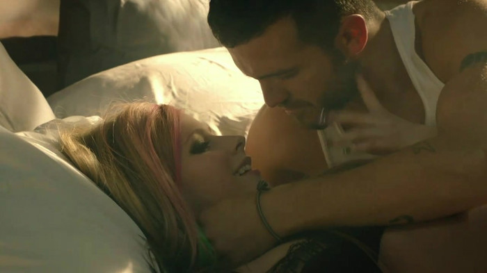 Avril Lavigne - What The Hell_youtube_original 0226