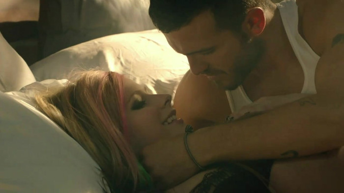 Avril Lavigne - What The Hell_youtube_original 0229