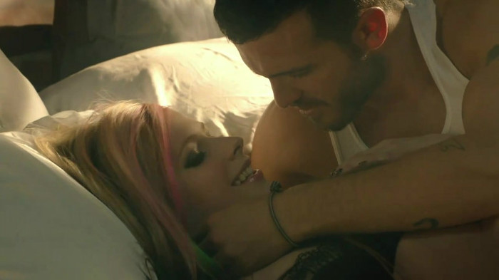 Avril Lavigne - What The Hell_youtube_original 0232