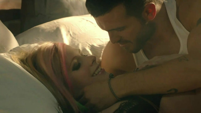 Avril Lavigne - What The Hell_youtube_original 0233