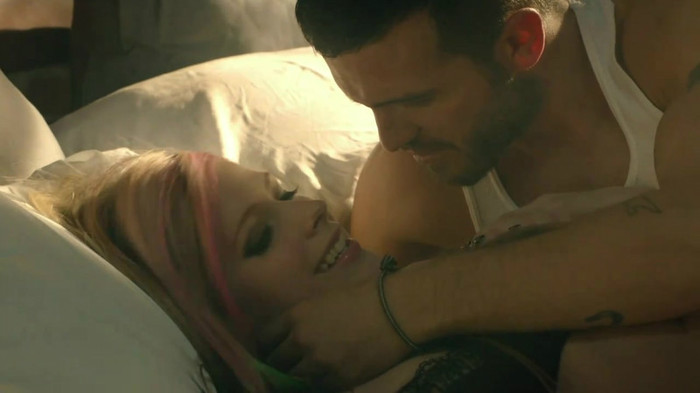 Avril Lavigne - What The Hell_youtube_original 0234
