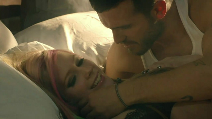 Avril Lavigne - What The Hell_youtube_original 0237