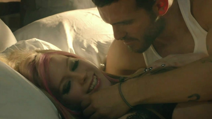 Avril Lavigne - What The Hell_youtube_original 0239