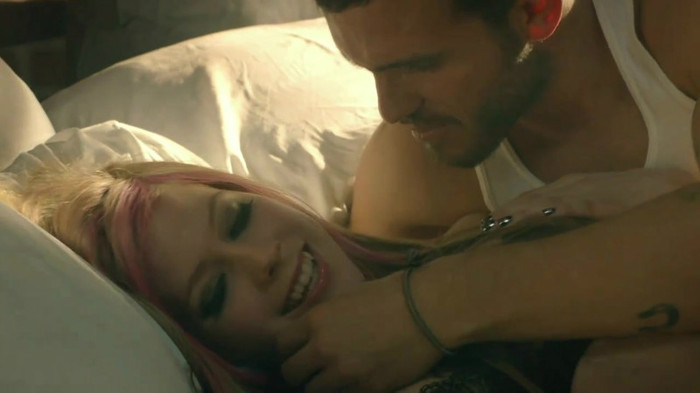 Avril Lavigne - What The Hell_youtube_original 0240