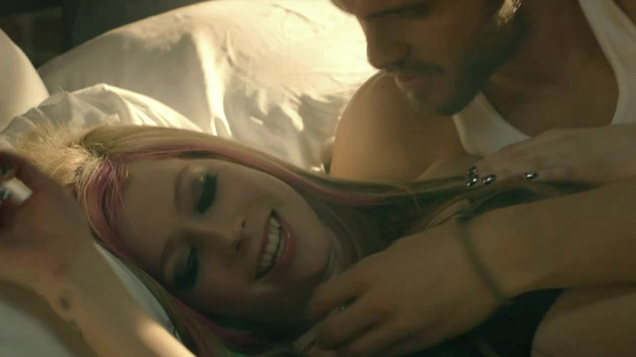 Avril Lavigne - What The Hell_youtube_original 0244