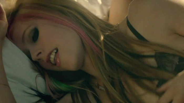 Avril Lavigne - What The Hell_youtube_original 0258