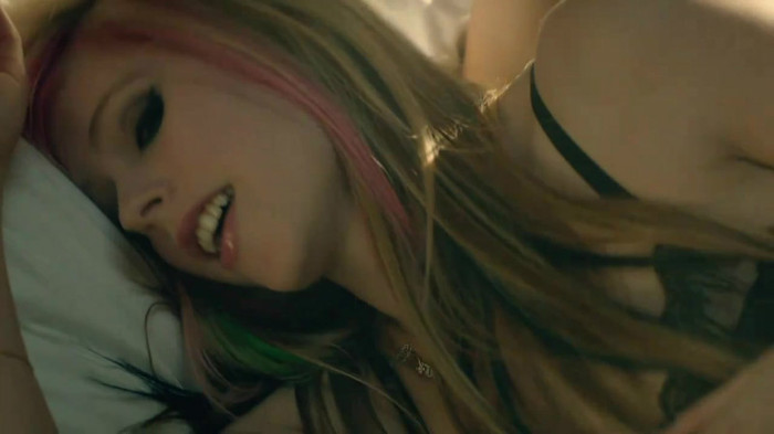 Avril Lavigne - What The Hell_youtube_original 0259