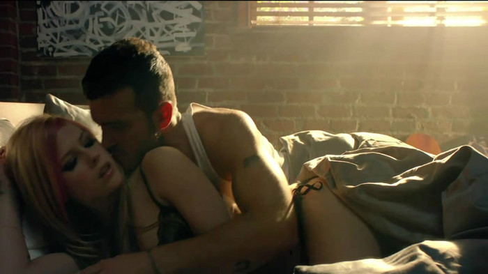 Avril Lavigne - What The Hell_youtube_original 0337