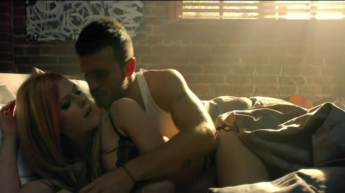 Avril Lavigne - What The Hell_youtube_original 0340
