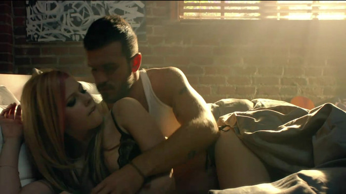 Avril Lavigne - What The Hell_youtube_original 0341