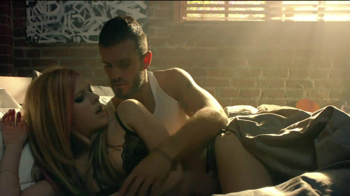 Avril Lavigne - What The Hell_youtube_original 0343