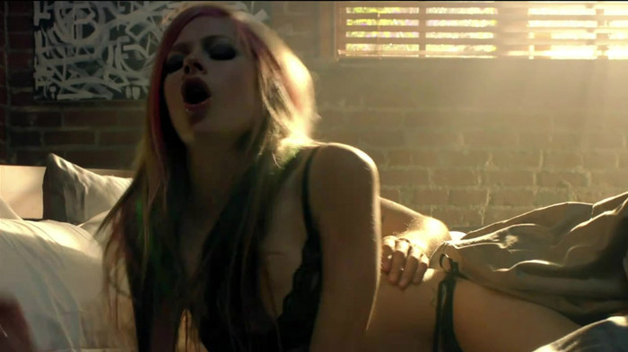 Avril Lavigne - What The Hell_youtube_original 0356