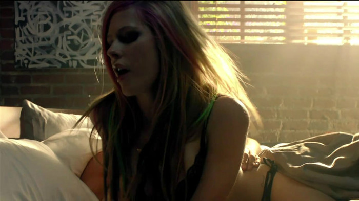 Avril Lavigne - What The Hell_youtube_original 0360
