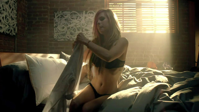 Avril Lavigne - What The Hell_youtube_original 0396