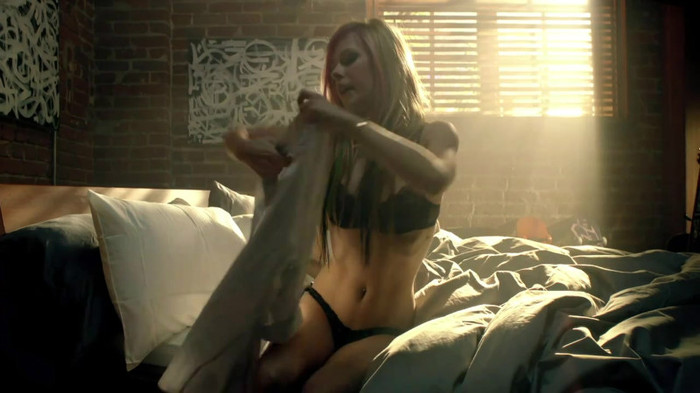 Avril Lavigne - What The Hell_youtube_original 0398