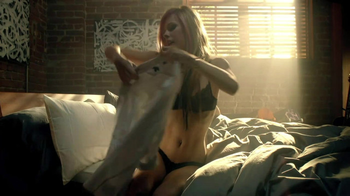 Avril Lavigne - What The Hell_youtube_original 0399