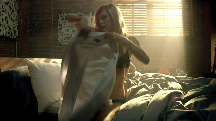 Avril Lavigne - What The Hell_youtube_original 0401