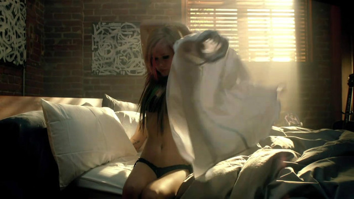 Avril Lavigne - What The Hell_youtube_original 0410