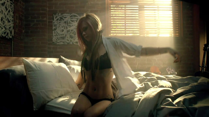 Avril Lavigne - What The Hell_youtube_original 0417