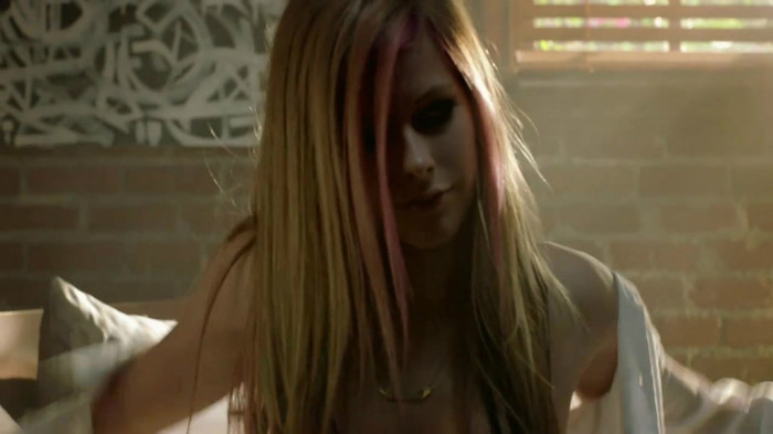 Avril Lavigne - What The Hell_youtube_original 0424