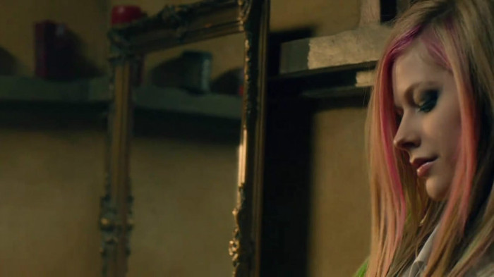 Avril Lavigne - What The Hell_youtube_original 0633