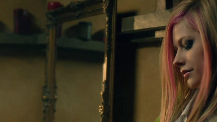 Avril Lavigne - What The Hell_youtube_original 0634