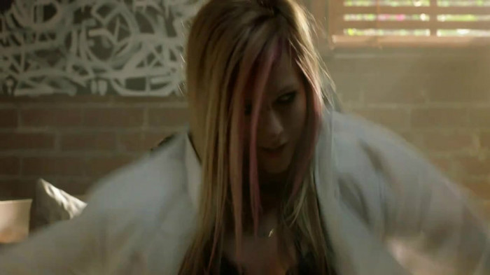 Avril Lavigne - What The Hell_youtube_original 0429