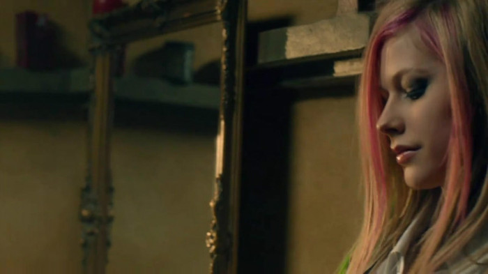 Avril Lavigne - What The Hell_youtube_original 0636