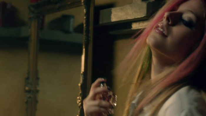 Avril Lavigne - What The Hell_youtube_original 0640