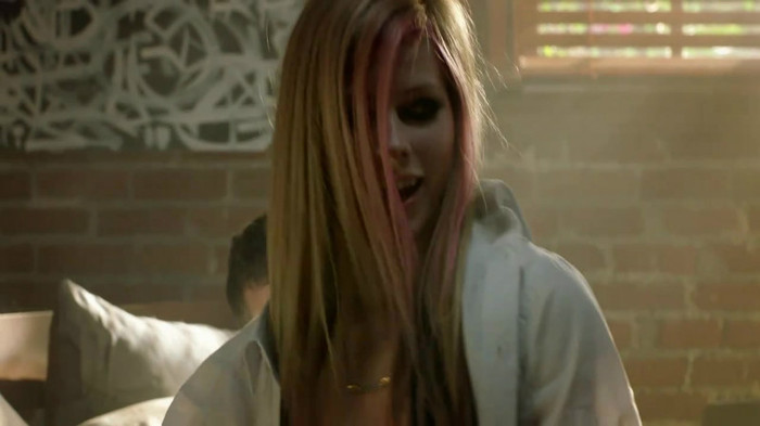 Avril Lavigne - What The Hell_youtube_original 0433