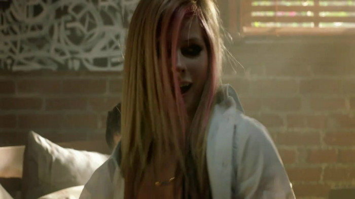 Avril Lavigne - What The Hell_youtube_original 0434